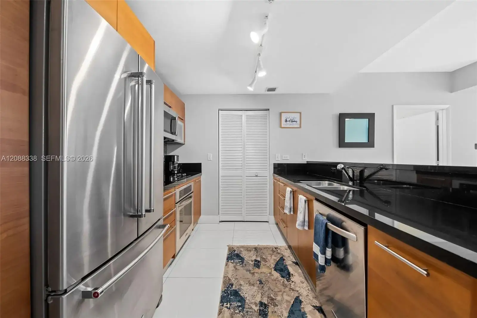 253 NE 2nd St # 2501, Miami FL 33132 photo 2