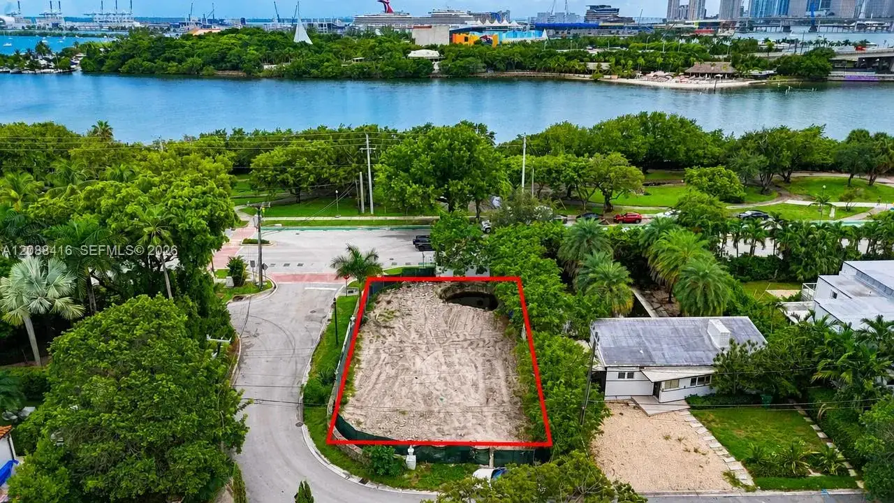 920 N Venetian Dr, Miami FL 33139 photo 2