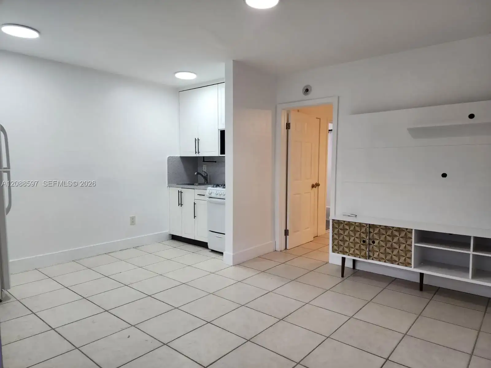 443 SW 4th Ave # 3, Miami FL 33130 photo 2