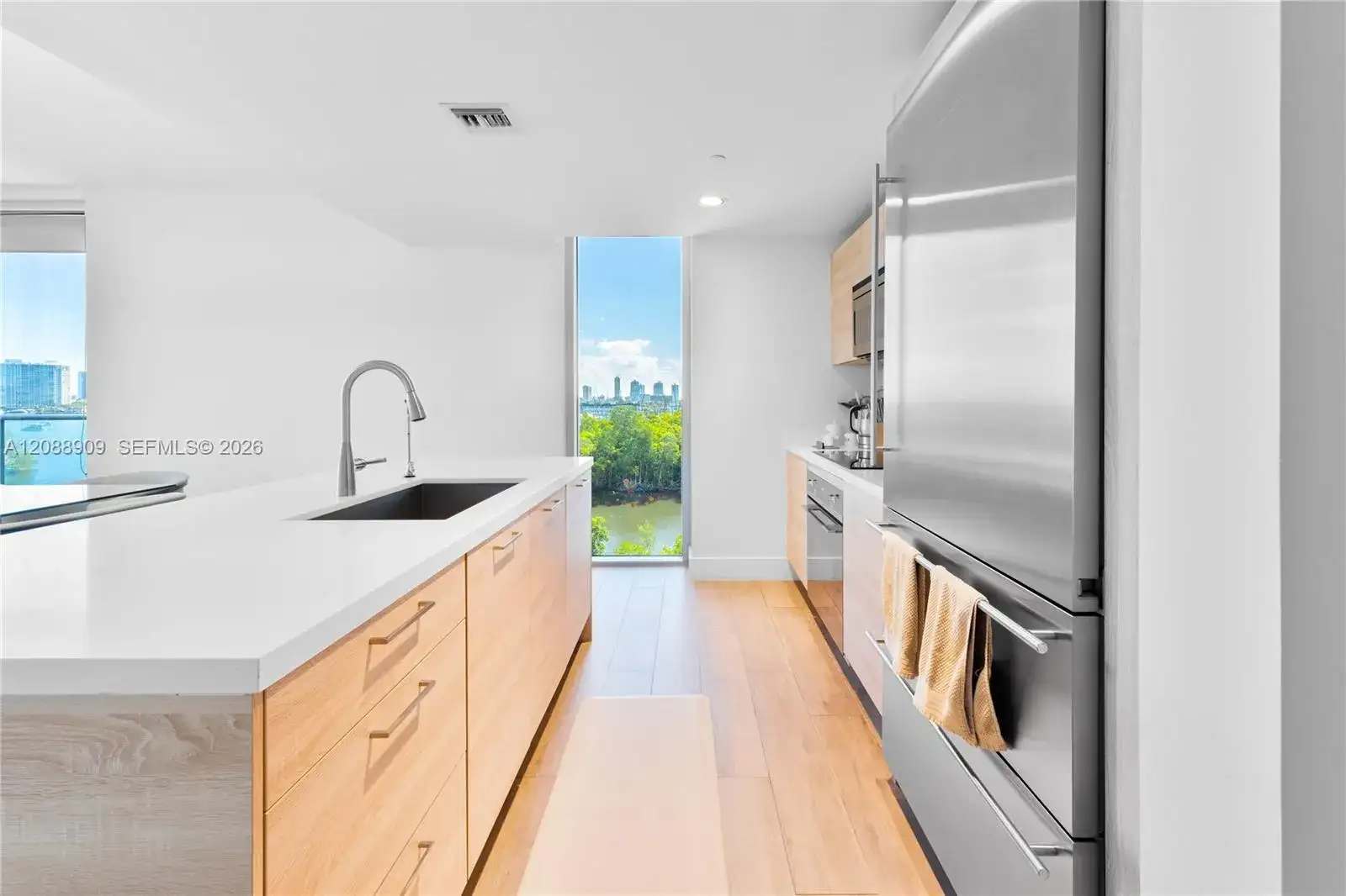 16385 Biscayne Blvd # 707, North Miami Beach FL 33160 photo 2