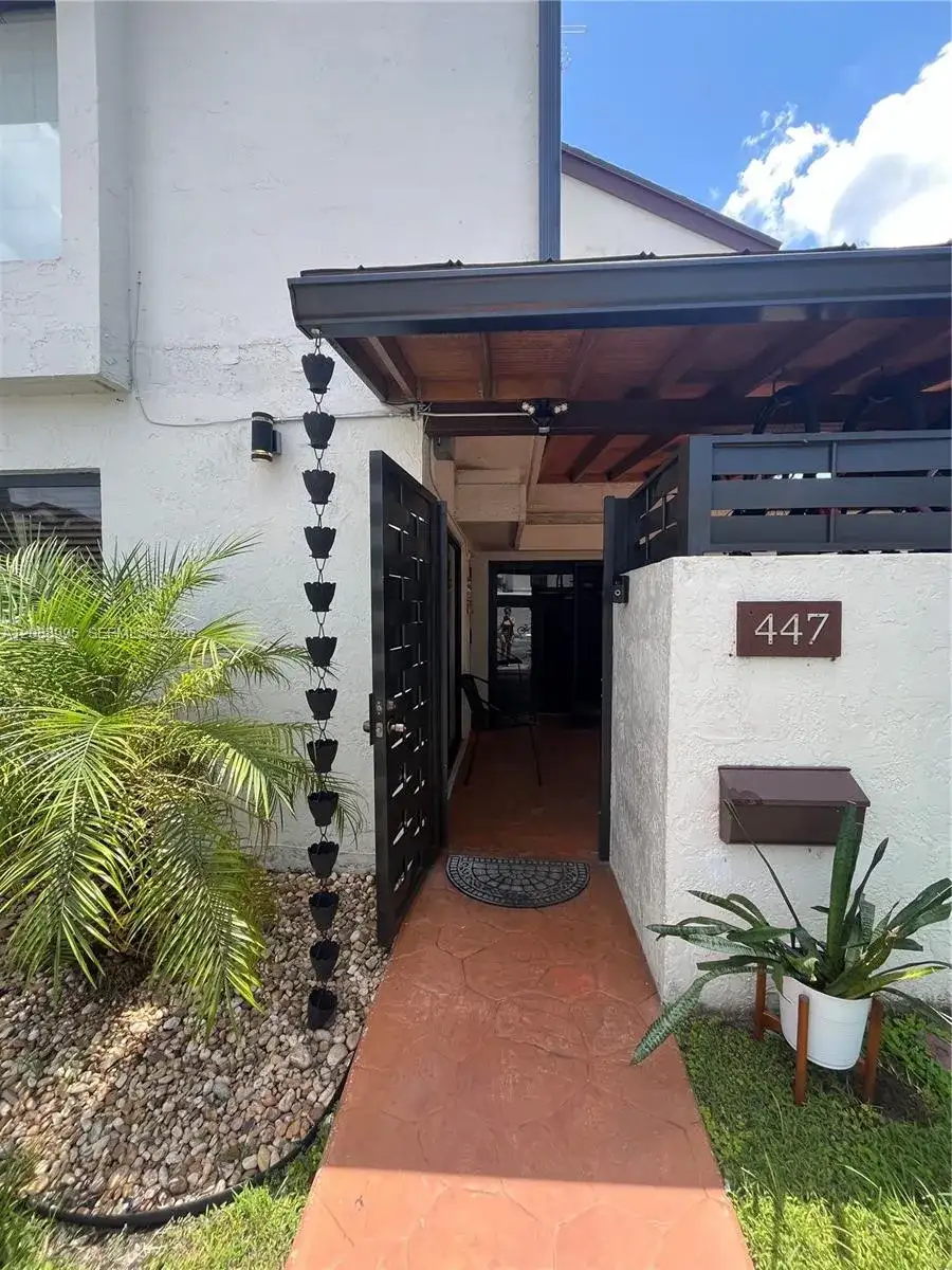 447 NW 98th Ct, Miami FL 33172 photo 2