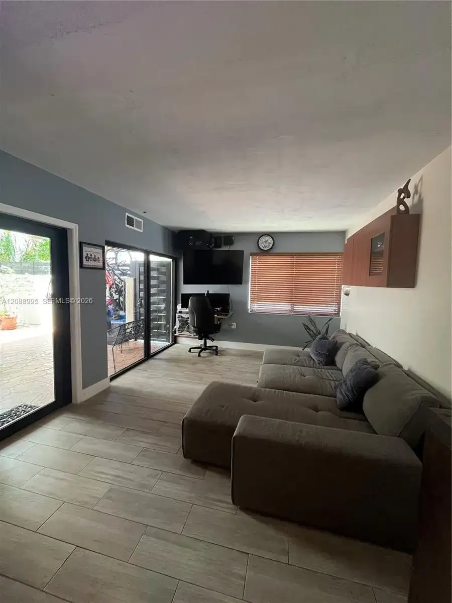 447 NW 98th Ct, Miami FL 33172 photo 4