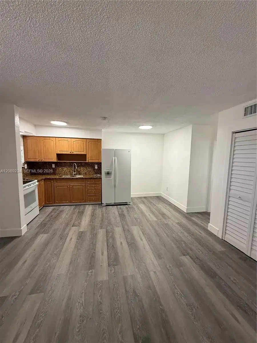 2385 NW 11th St # C31, Miami FL 33125