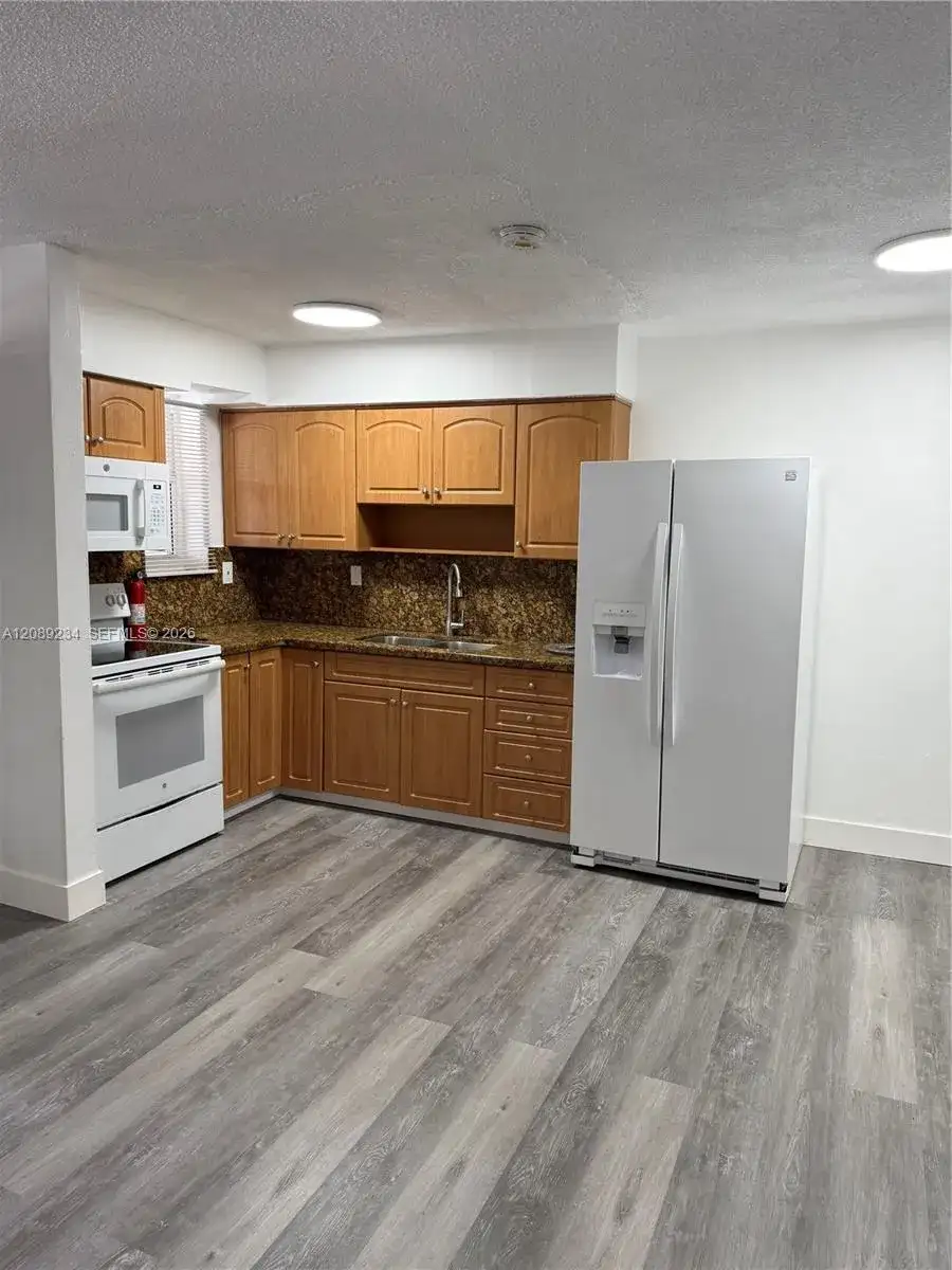 2385 NW 11th St # C31, Miami FL 33125 photo 2