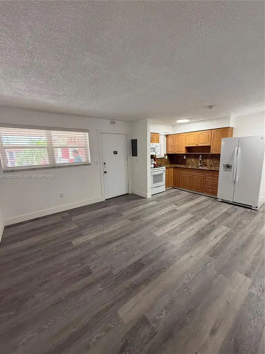 2385 NW 11th St # C31, Miami FL 33125 photo 3