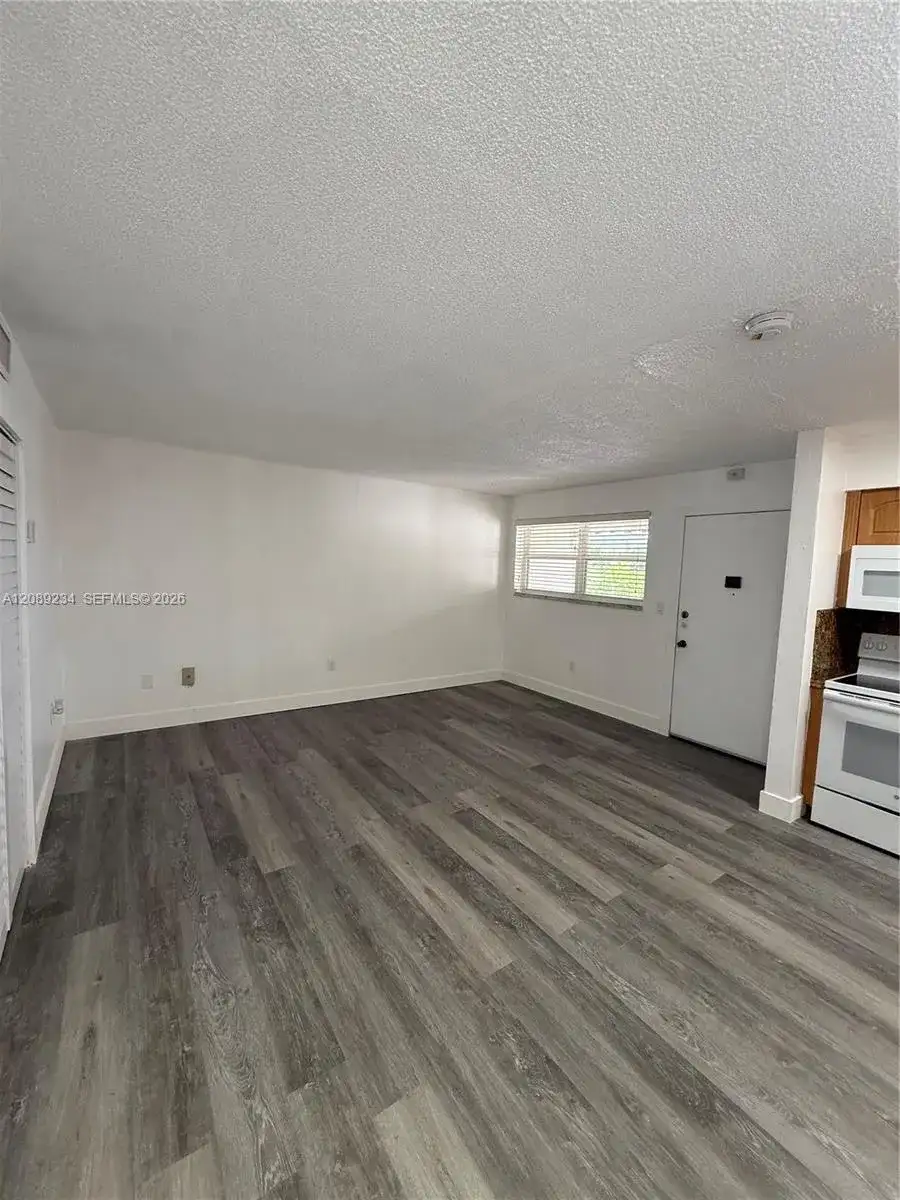 2385 NW 11th St # C31, Miami FL 33125 photo 4