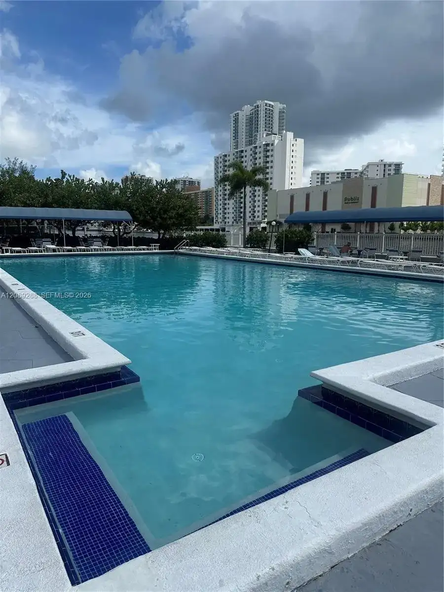 600 Parkview Dr # 627, Hallandale Beach FL 33009 photo 3