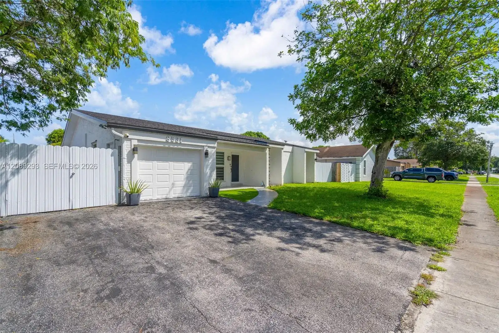 8531 NW 8th St, Pembroke Pines FL 33024 photo 2
