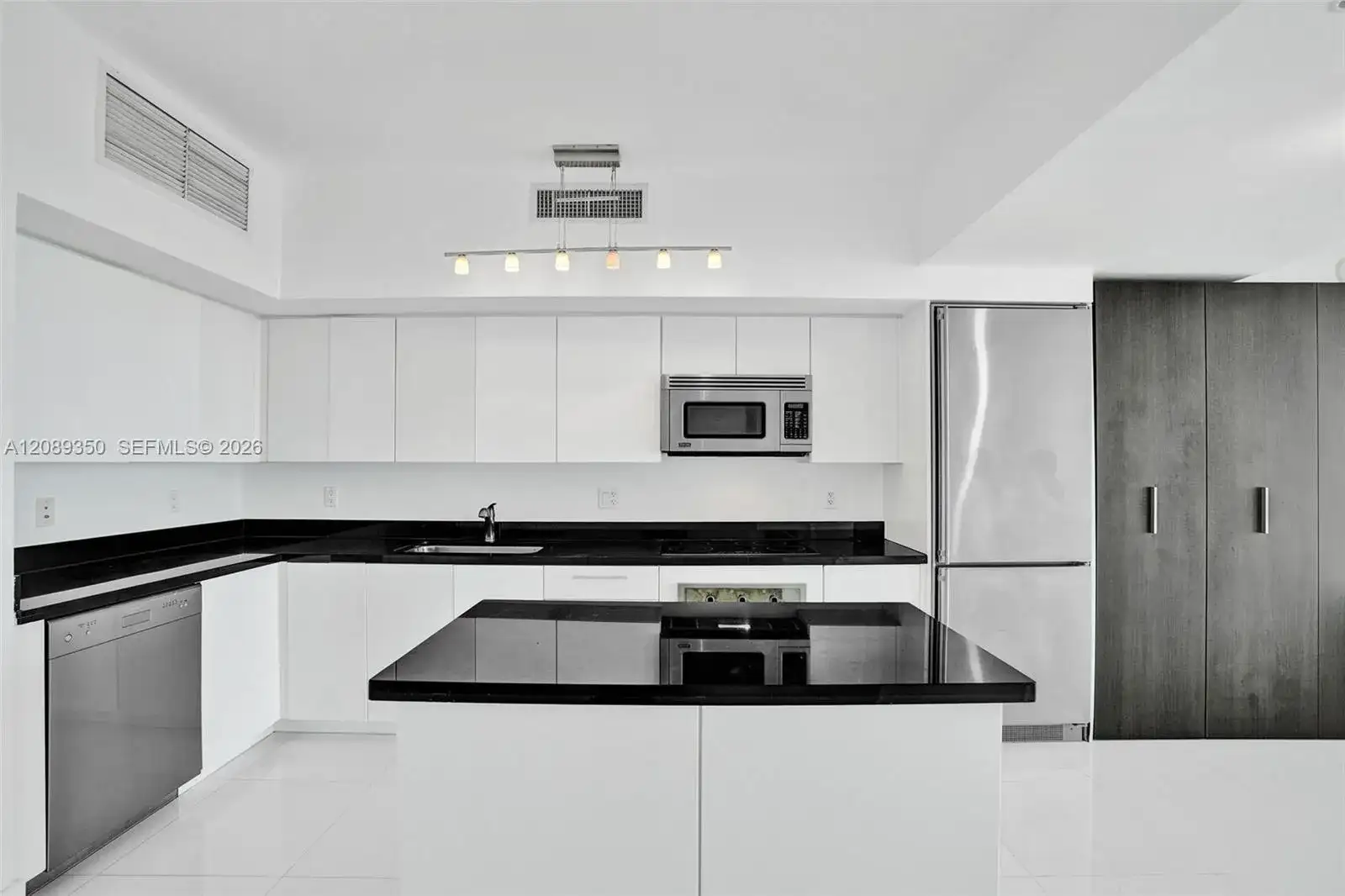92 SW 3rd St # 4109, Miami FL 33130 photo 4