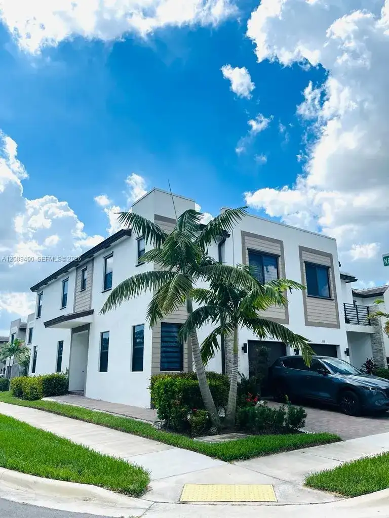 560 NE 206th Ln, Miami FL 33179 photo 2