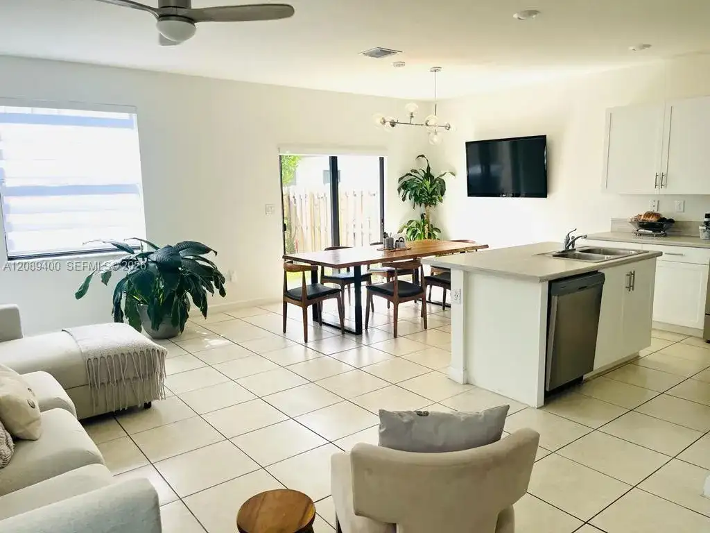 560 NE 206th Ln, Miami FL 33179 photo 3