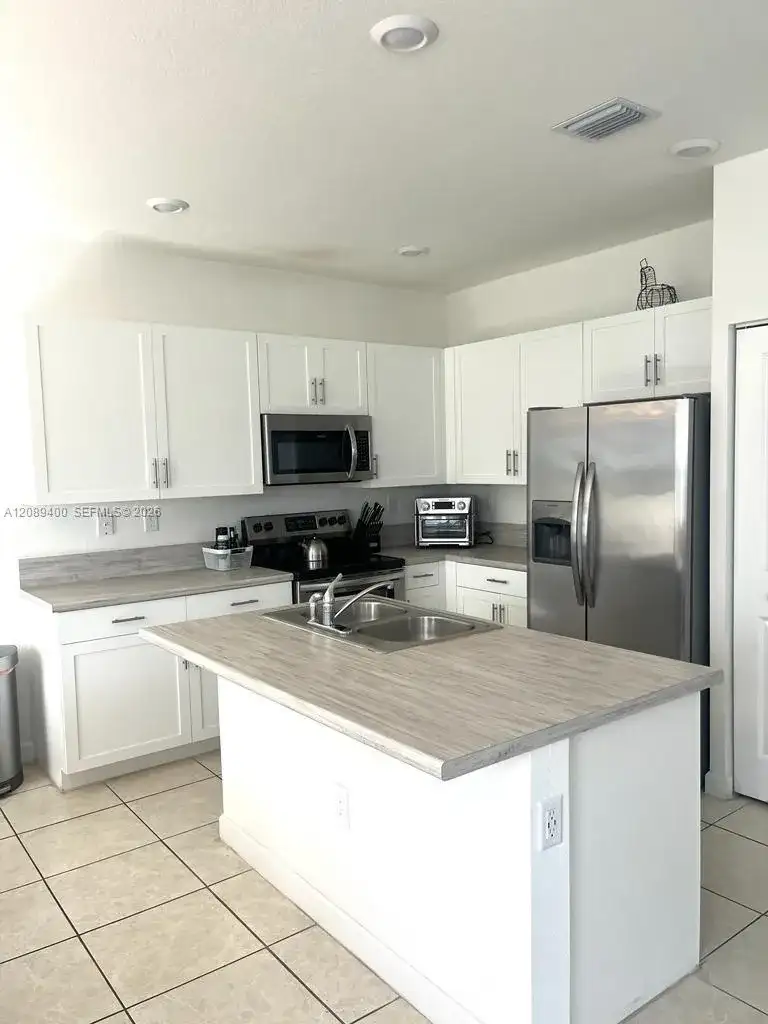 560 NE 206th Ln, Miami FL 33179 photo 4