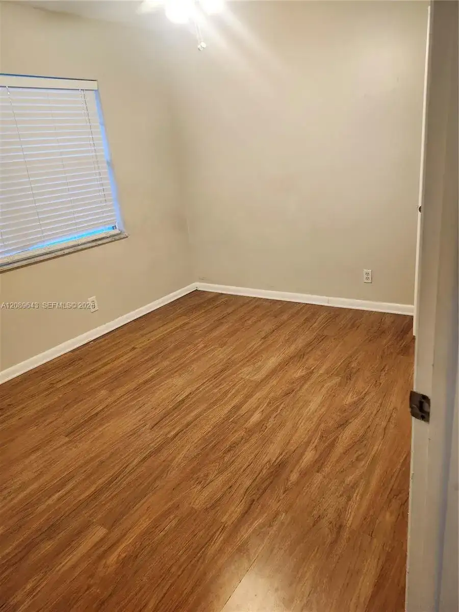1638 SE Embassy Dr # 209, West Palm Beach FL 33401 photo 3