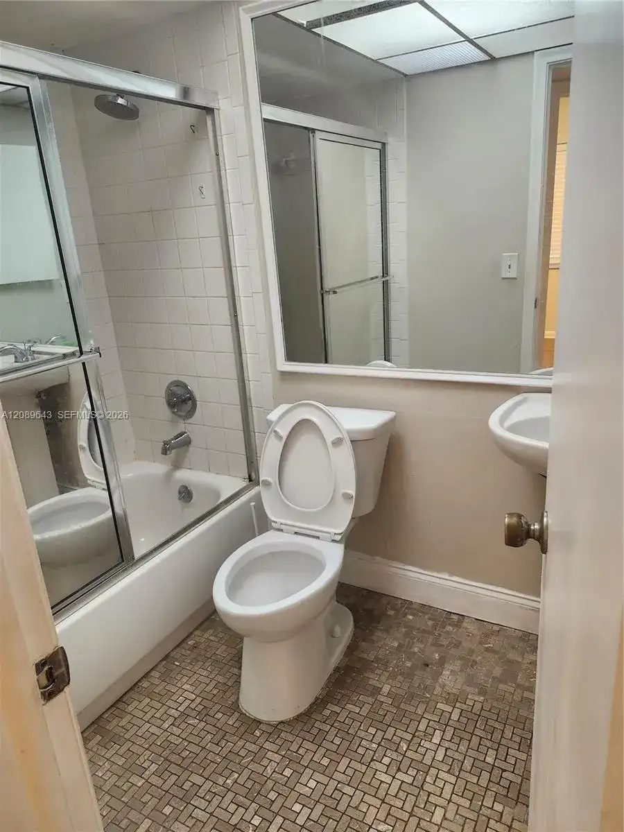 1638 SE Embassy Dr # 209, West Palm Beach FL 33401 photo 4