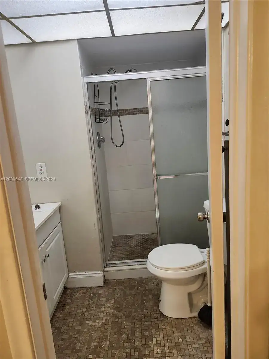 1638 SE Embassy Dr # 209, West Palm Beach FL 33401 photo 5