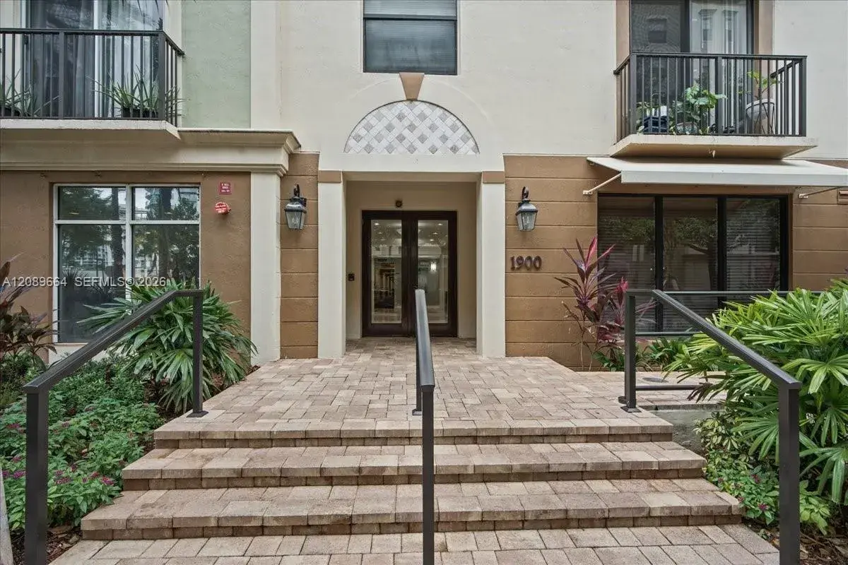 1900 Van Buren St # 112B, Hollywood FL 33020