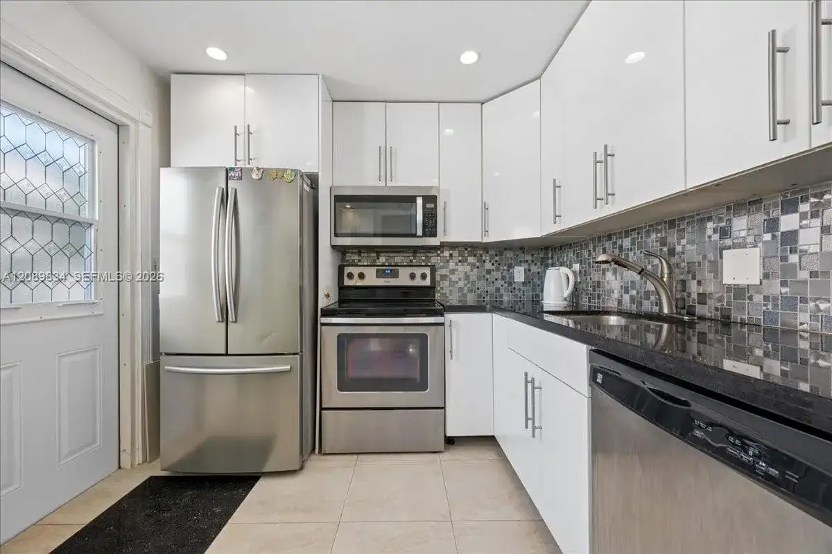233 NE 14th Ave, Hallandale Beach FL 33009 photo 4