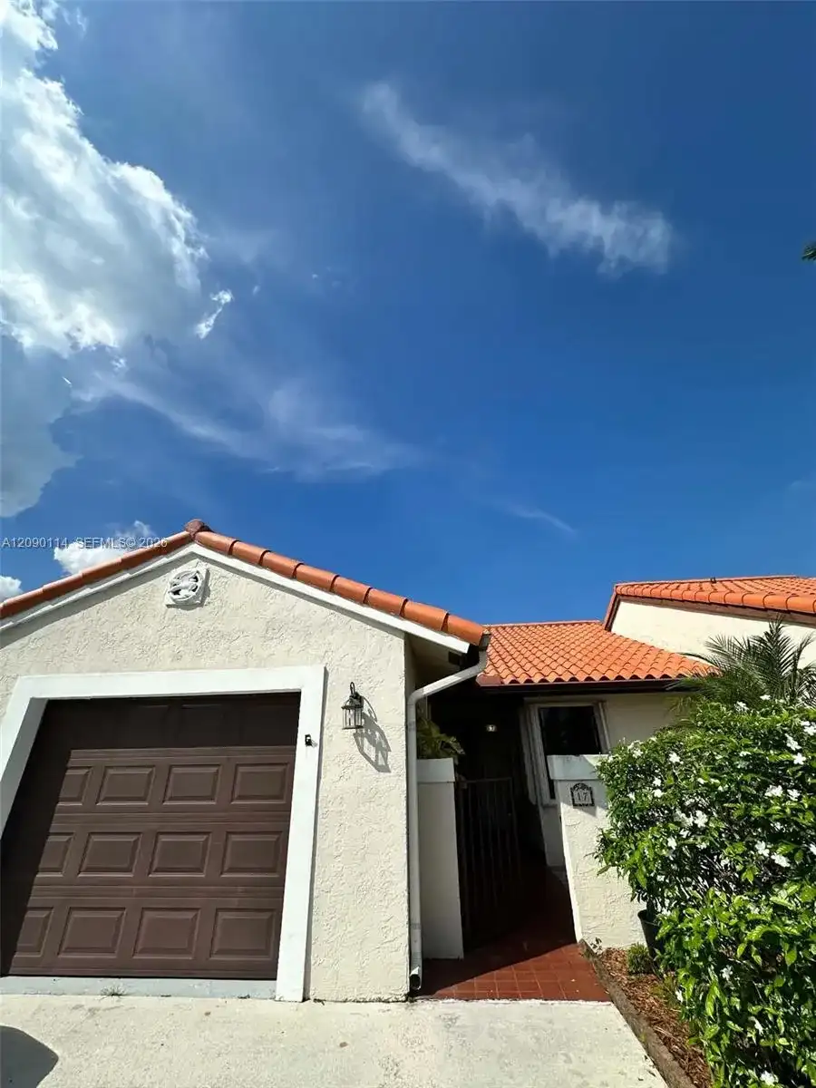 17 Columbia Ct, Deerfield Beach FL 33442