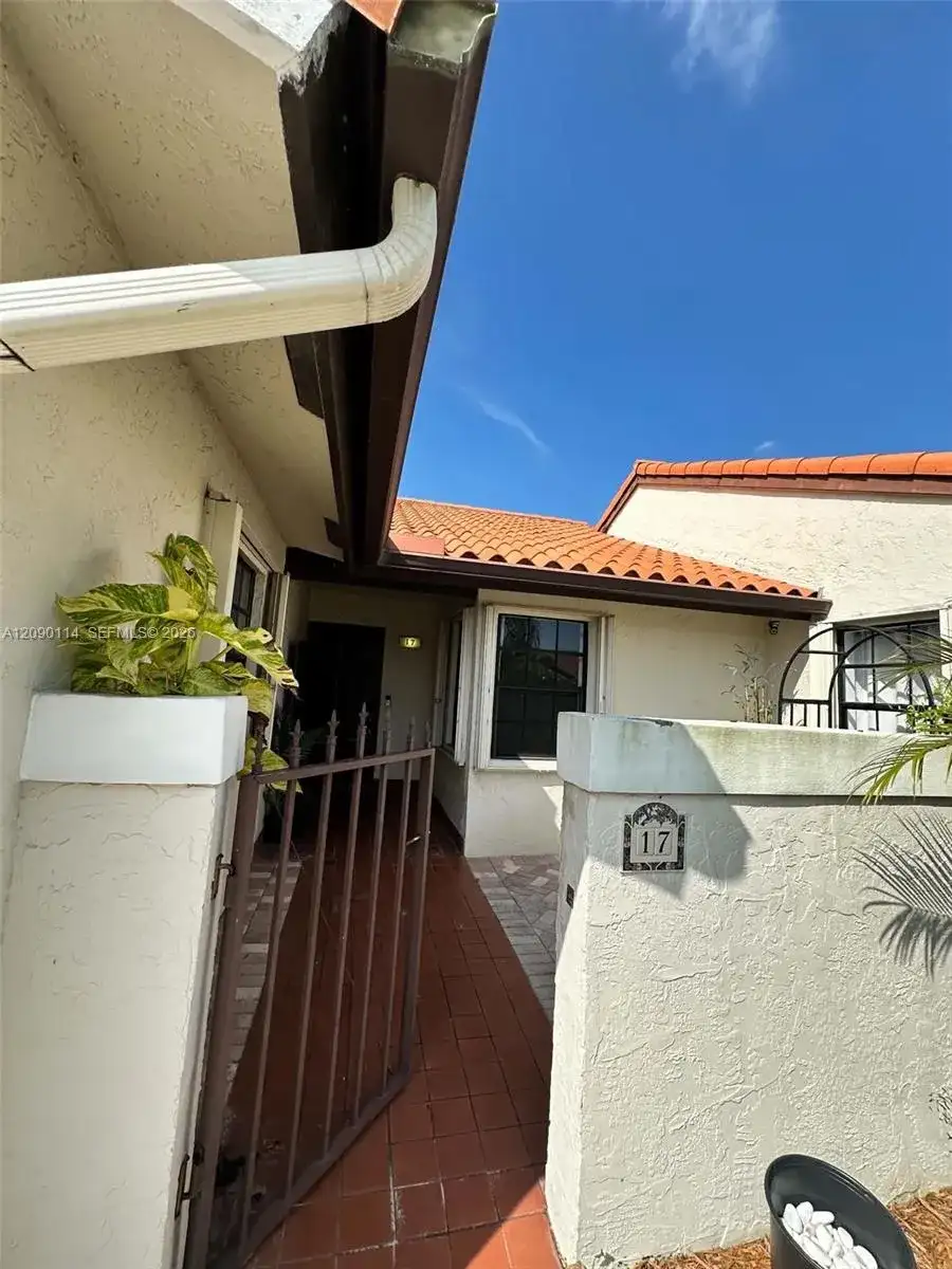 17 Columbia Ct, Deerfield Beach FL 33442 photo 2