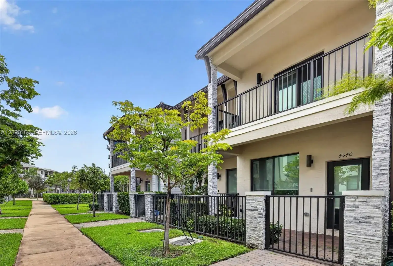 4540 NW 83rd Path, Doral FL 33166 photo 2