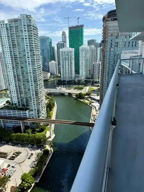 185 SW 7th St # 3703, Miami FL 33130 photo 4