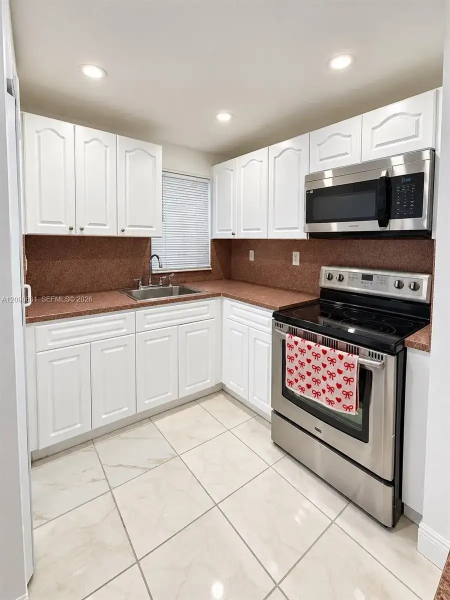 816 NW 87th Ave # 203, Miami FL 33172 photo 3
