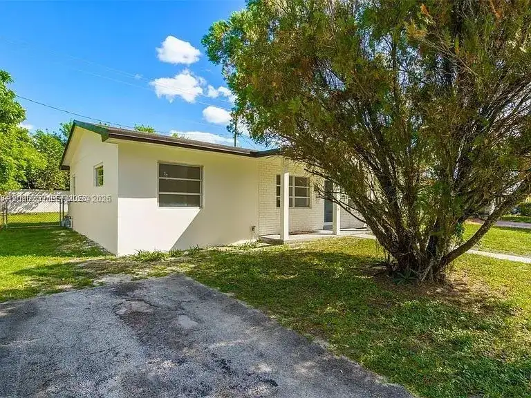21241 NE 2nd Ave, Miami FL 33179 photo 3
