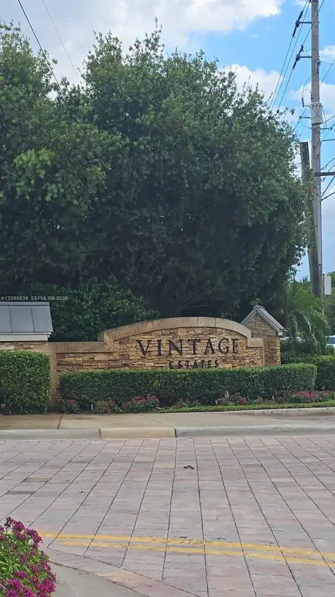 10433 NW 70th Ln, Doral FL 33178 photo 2