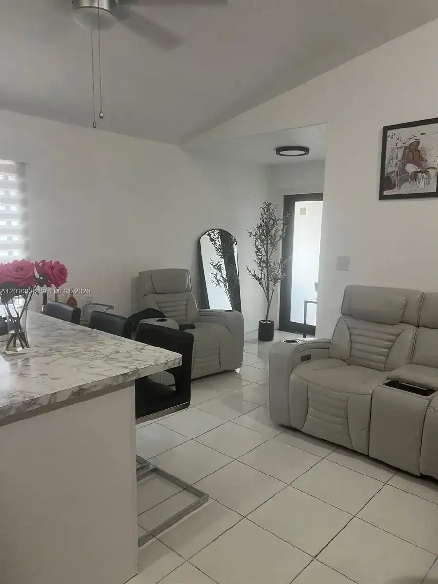 10071 NW 127 terrace, Hialeah Gardens FL 33018 photo 2