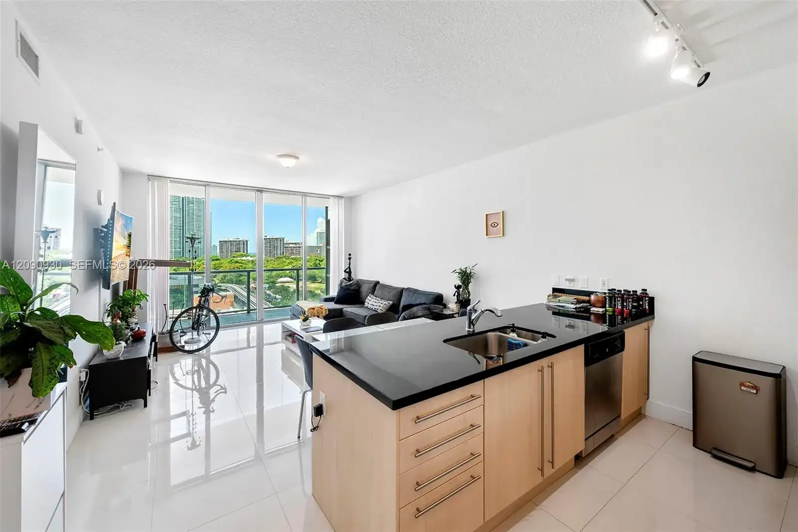 79 SW 12 St, Miami FL 33130 photo 2