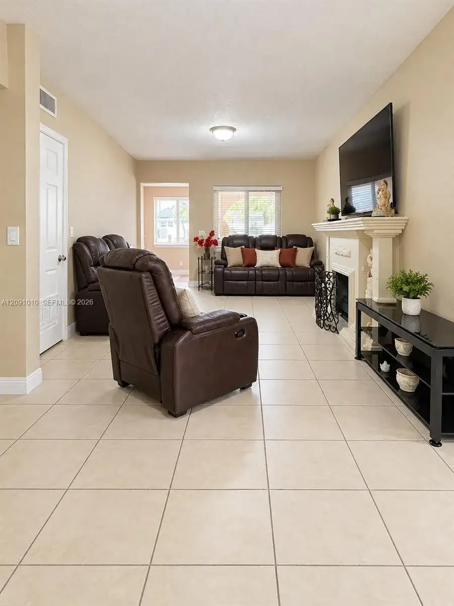 5551 E 4th Ave, Hialeah FL 33013 photo 3
