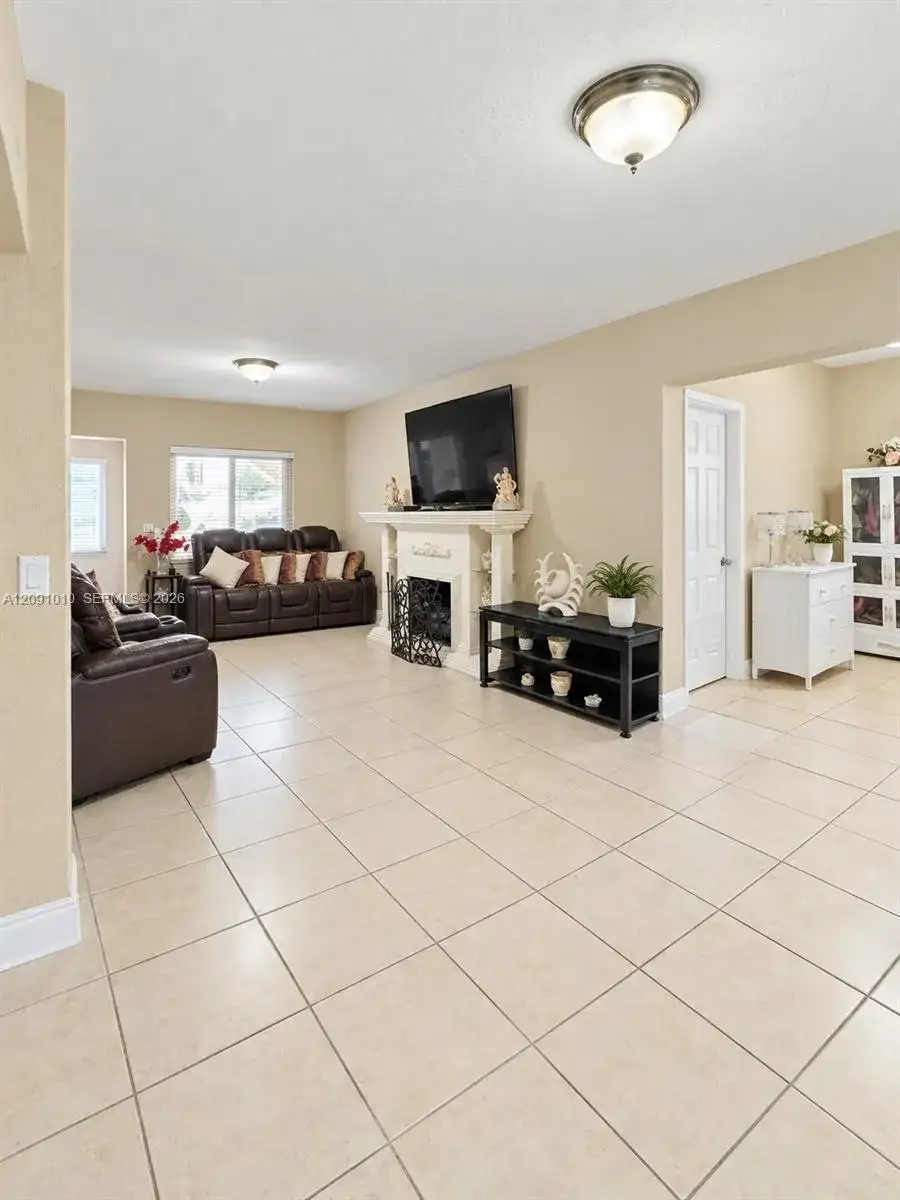 5551 E 4th Ave, Hialeah FL 33013 photo 4
