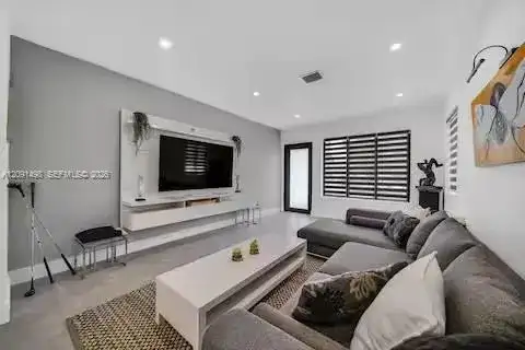 315 NW 40th St, Miami FL 33127 photo 2