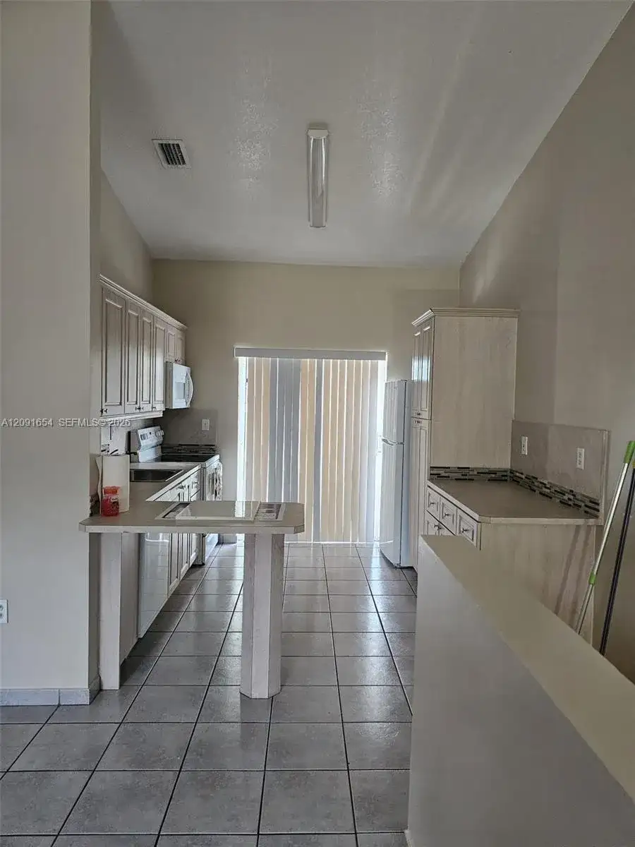 7532 W 20th Ave # 202, Hialeah FL 33016 photo 2