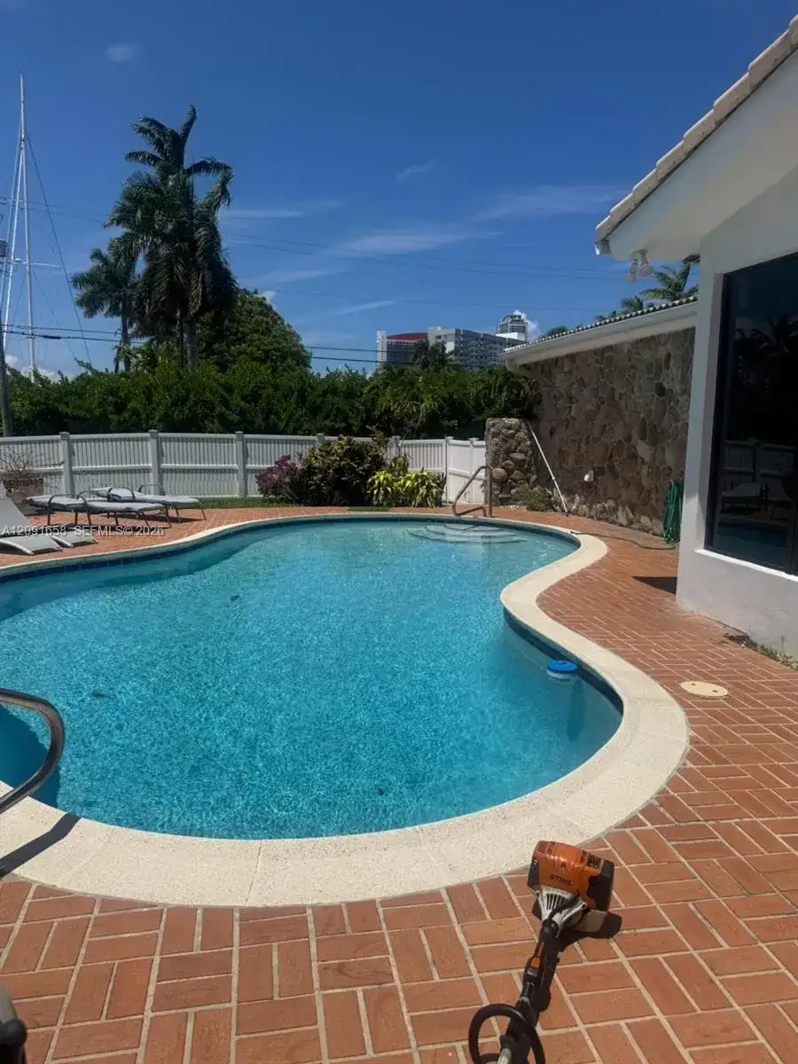 600 Hibiscus Dr, Hallandale Beach FL 33009 photo 3