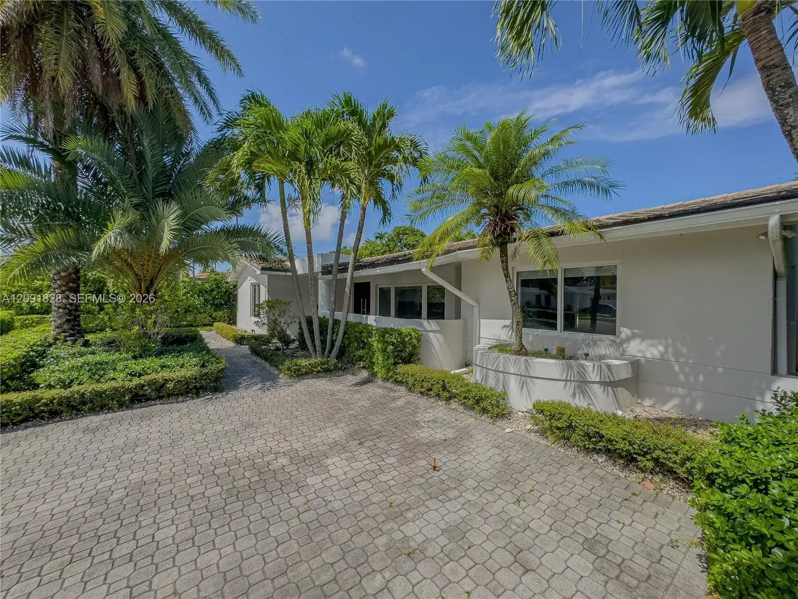 20405 NE 22nd Pl, Miami FL 33180 photo 2