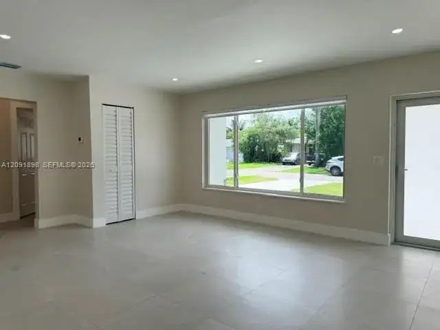 1465 NE 118th St, Miami FL 33161 photo 2