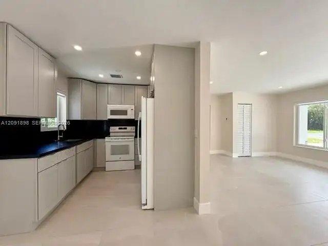 1465 NE 118th St, Miami FL 33161 photo 4