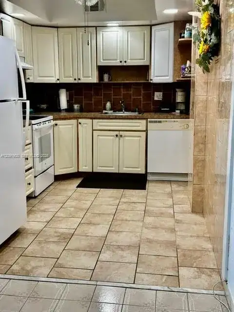 111 Golden Isles Dr # F7, Hallandale Beach FL 33009 photo 4