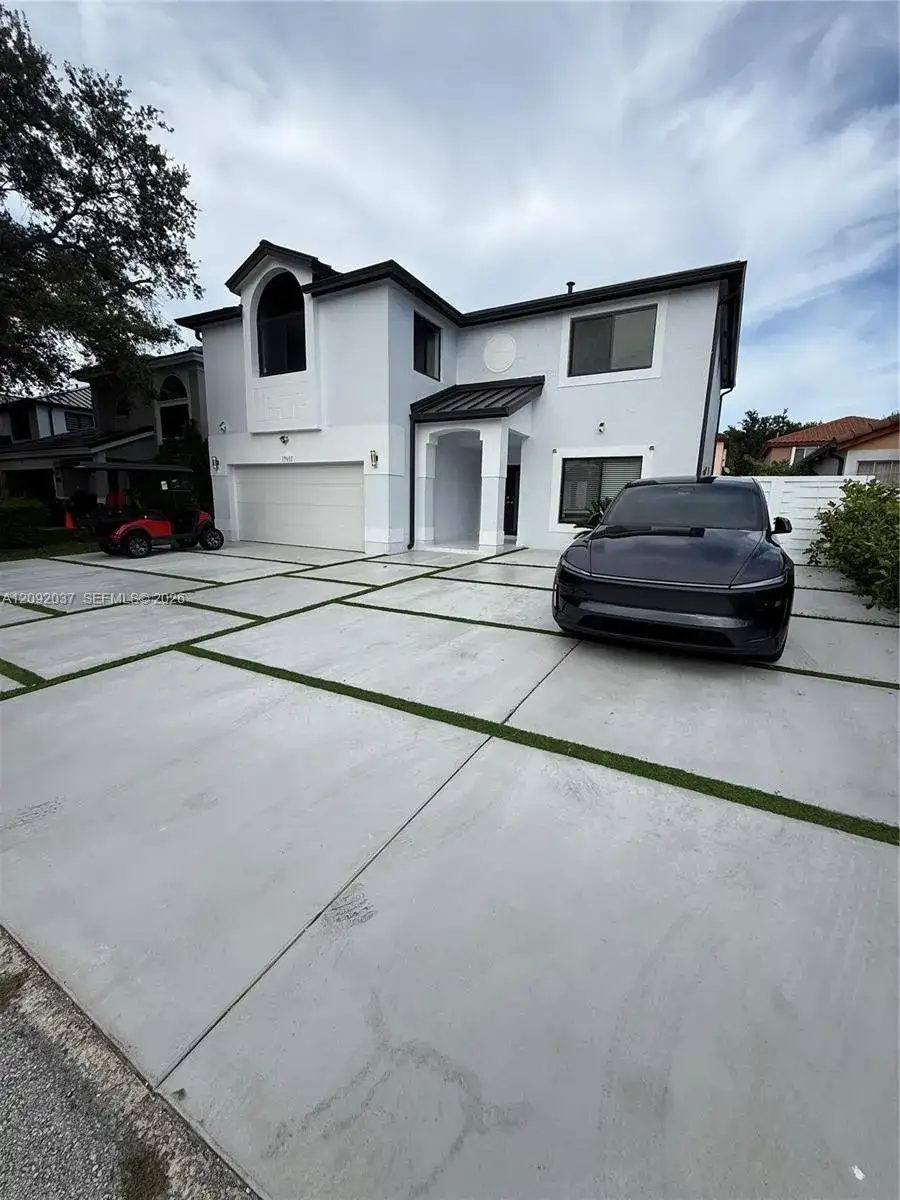19603 NW 82nd Pl, Hialeah FL 33015 photo 2