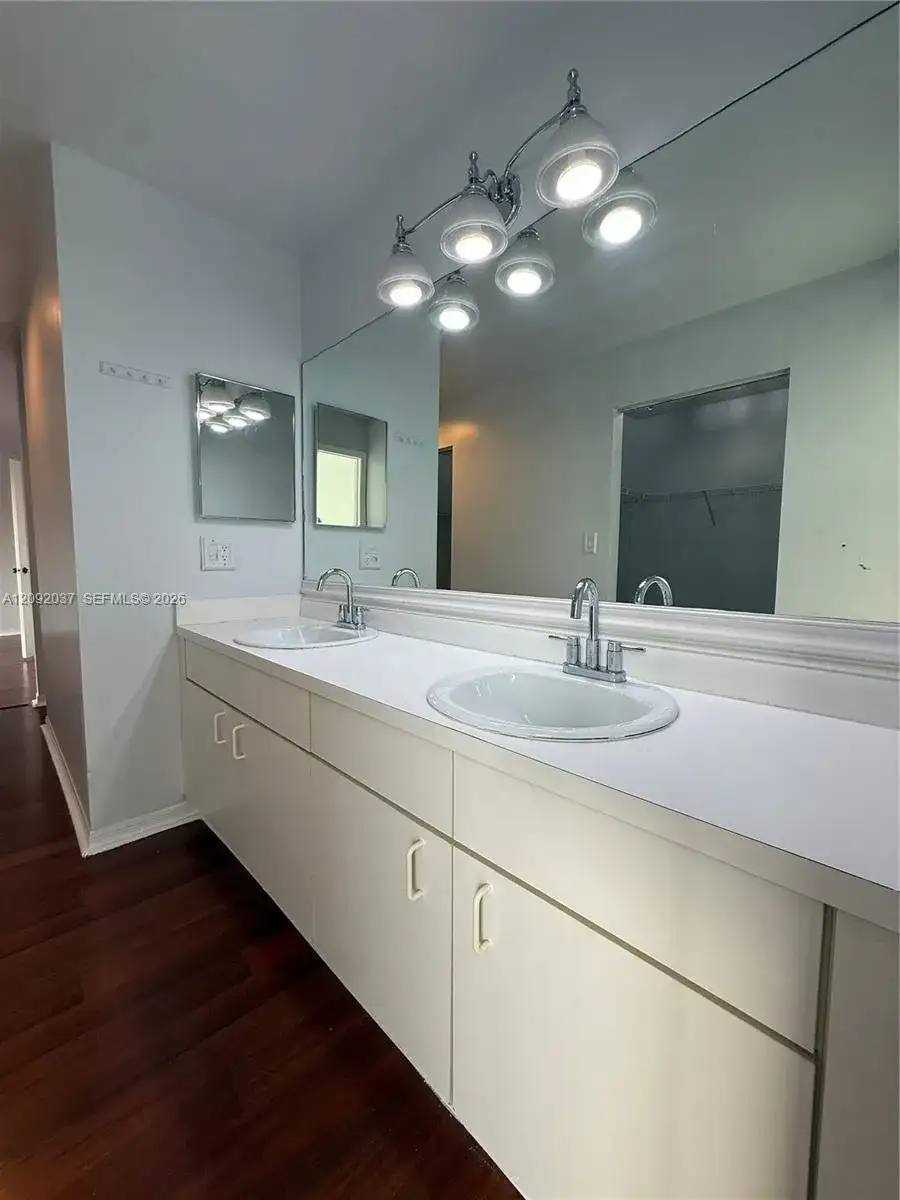 19603 NW 82nd Pl, Hialeah FL 33015 photo 5