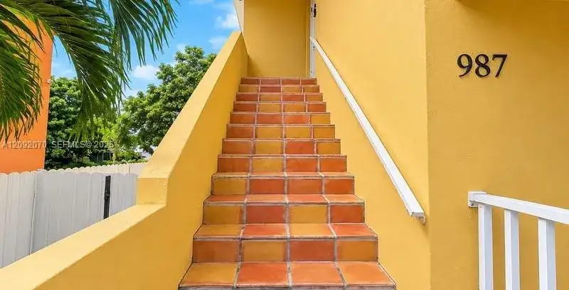 985 SW 10th St, Miami FL 33130 photo 2