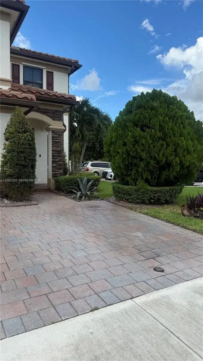 3301 W 89th Ter, Hialeah FL 33018 photo 2