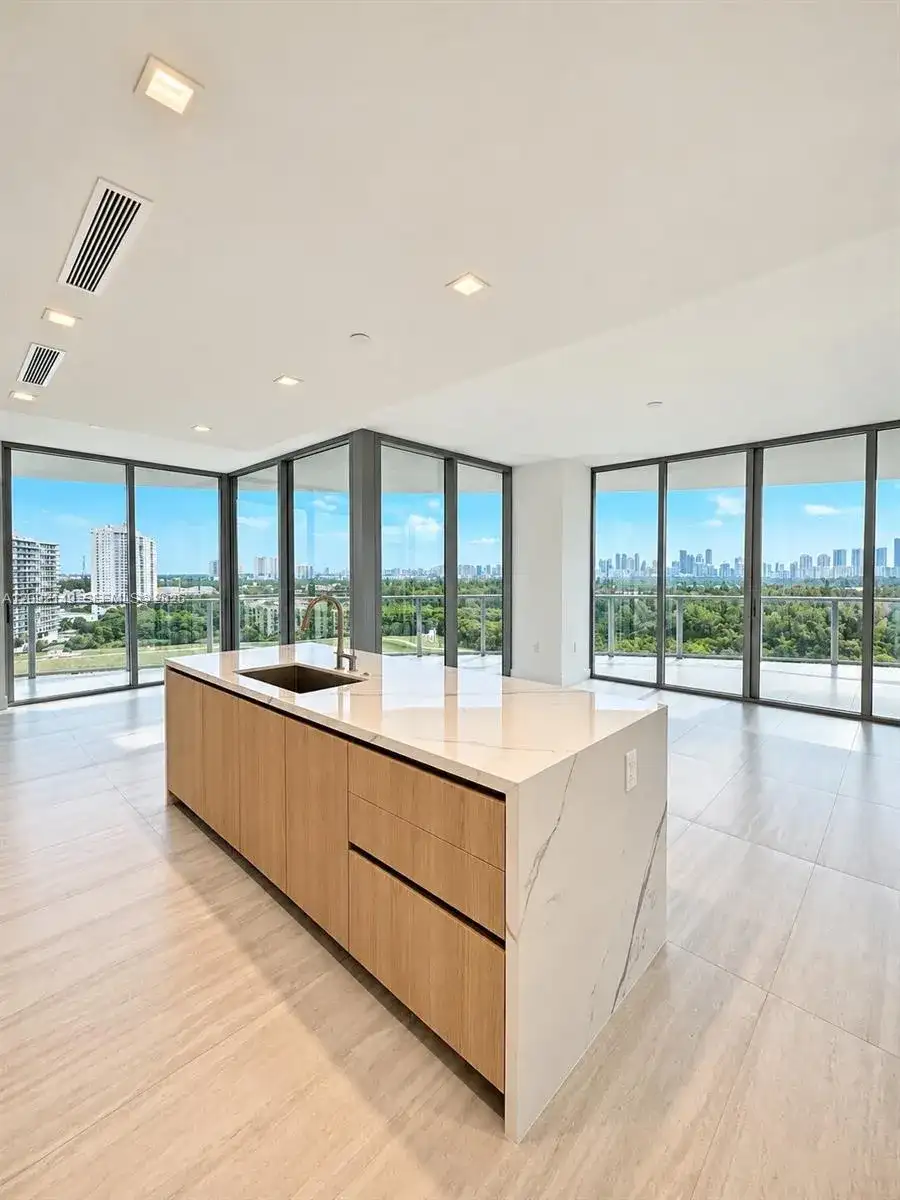 2411 LAGUNA CIR # 1111, North Miami FL 33181 photo 3