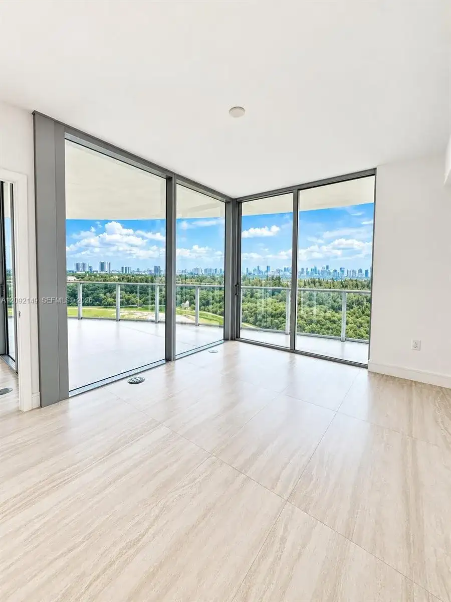 2411 LAGUNA CIR # 1111, North Miami FL 33181 photo 5