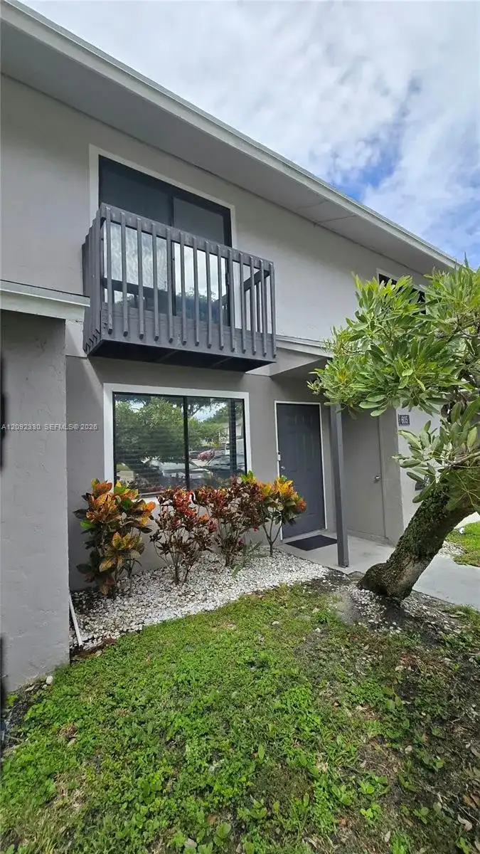 605 Riverside Dr, Green Acres FL 33463
