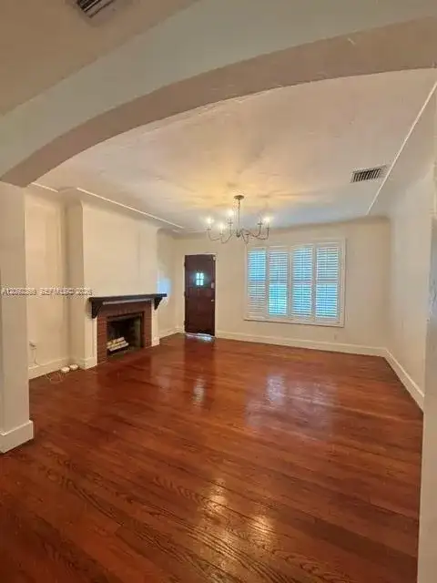 1628 NW 8th St # 1628, Miami FL 33125 photo 2