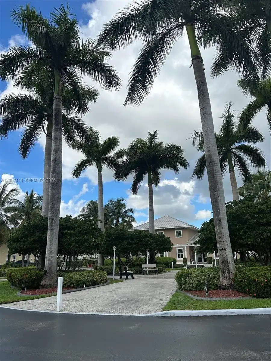 10735 NW 75th St, Doral FL 33178
