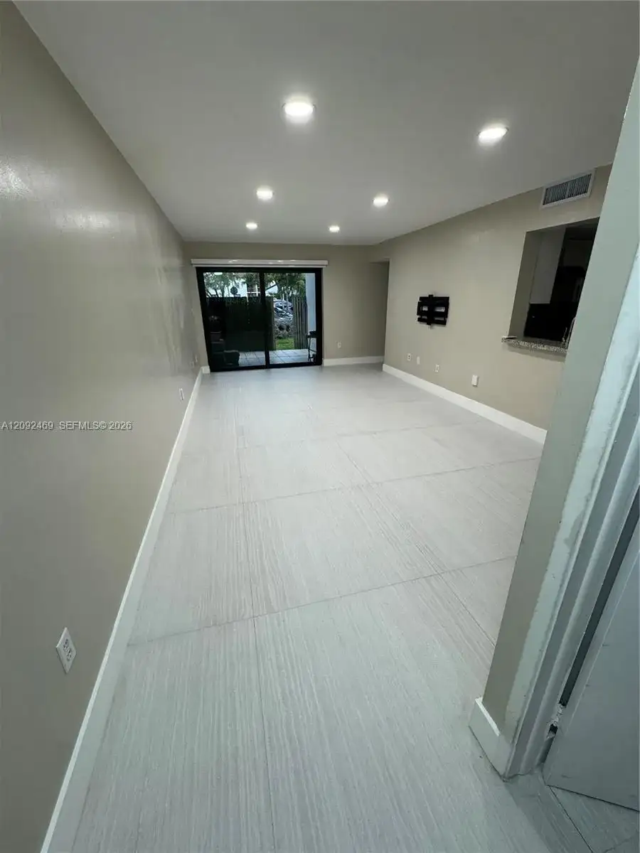 9405 Fontainebleau Blvd # 22, Miami FL 33172 photo 3