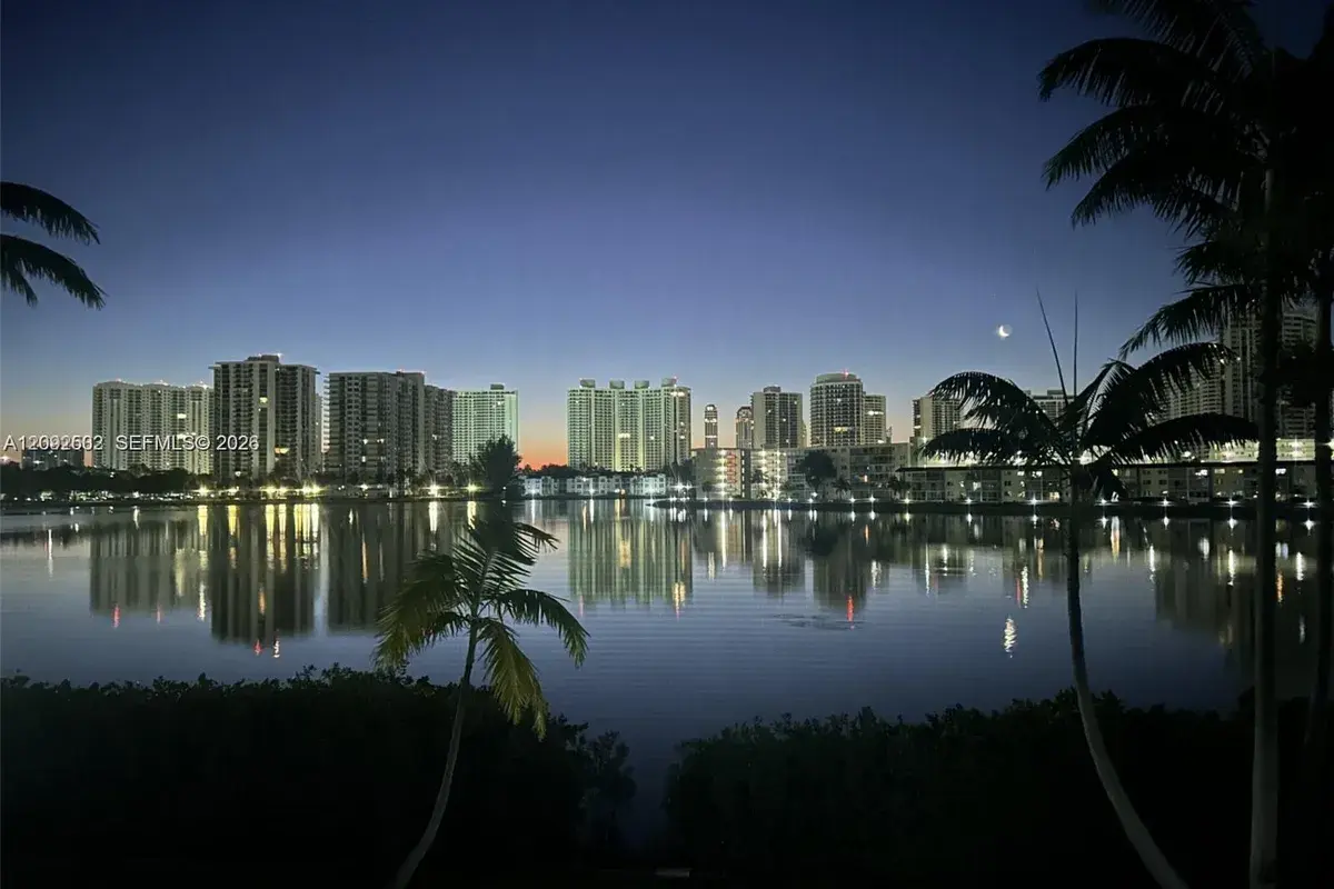 2861 NE Leonard Dr # F206, Aventura FL 33160